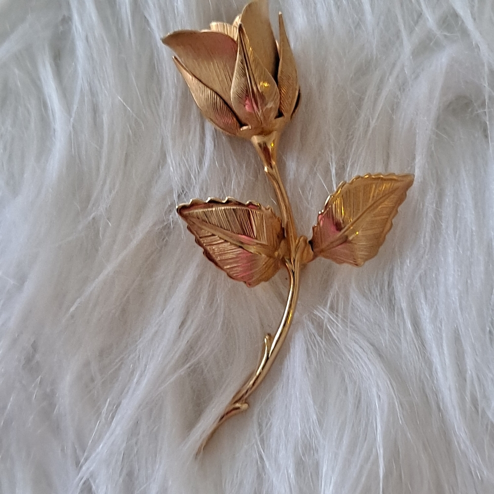 Giovanni vintage gold tone rose pin.